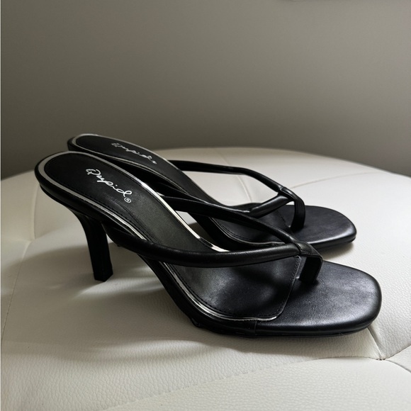 Qupid Shoes - NWOT Black Flip Flop Heel Sandals